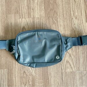 lululemon 2L belt bag Gray Sage